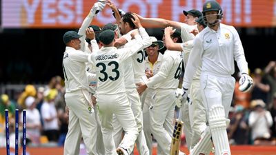 Aus vs SA : ऑस्ट्रेलिया को लगा बड़ा झटका, तीसरे टेस्ट से बाहर हो सकता है धाकड़ गेंदबाज SportsTak Hindi