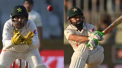 Pak vs NZ : बाबर पड़े बीमार तो Live मैच में दो खिलाड़ी करने लगे पाकिस्तान की कप्तानी, फिर देनी पड़ी सफाई SportsTak Hindi