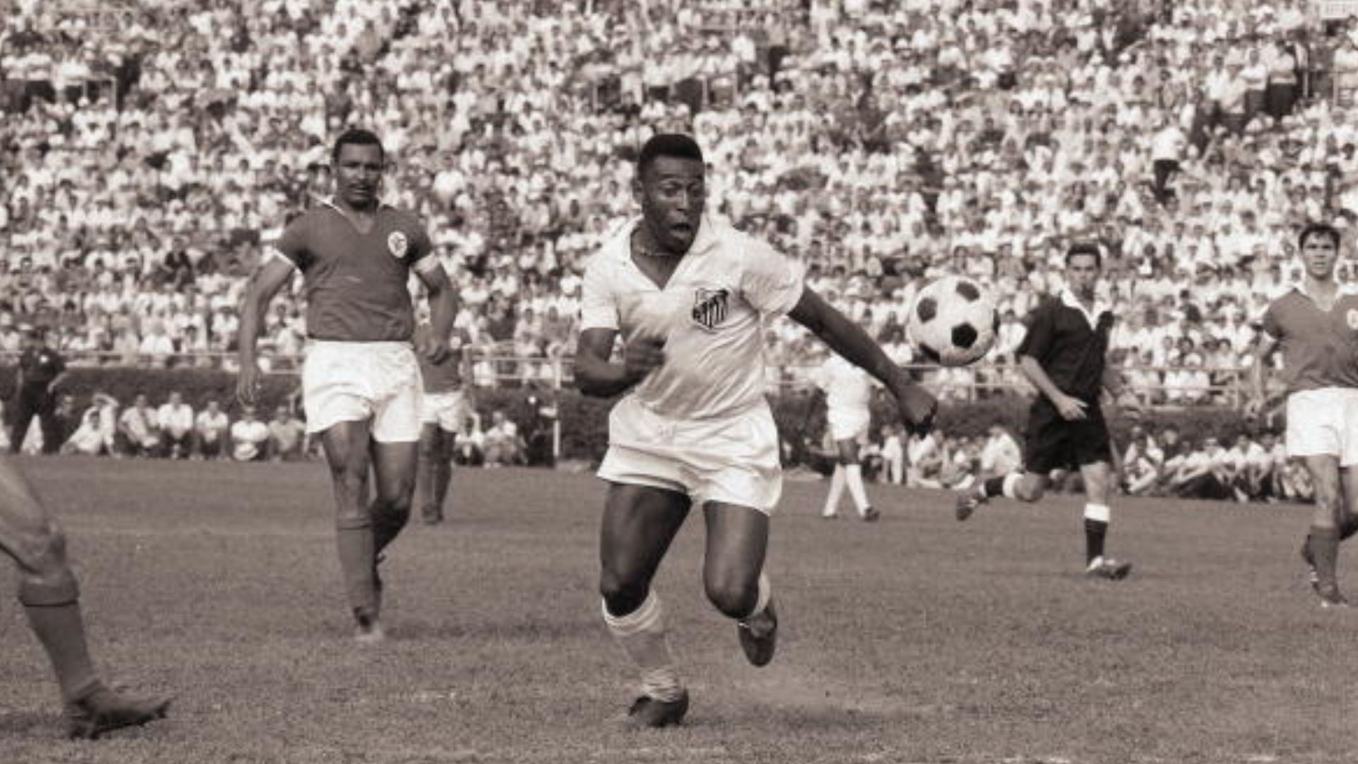 Pele : दूसरों के घर में काम करती थी मां, गरीबी में मोज़े से फुटबॉल बनाकर खेले पेले, जानें कैसे बने किंग