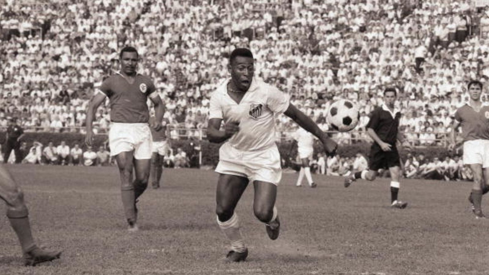 Pele : दूसरों के घर में काम करती थी मां, गरीबी में मोज़े से फुटबॉल बनाकर खेले पेले, जानें कैसे बने किंग Pele : दूसरों के घर में काम करती थी मां, गरीबी में मोज़े से फुटबॉल बनाकर खेले पेले, जानें कैसे बने किंग