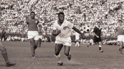 Pele : दूसरों के घर में काम करती थी मां, गरीबी में मोज़े से फुटबॉल बनाकर खेले पेले, जानें कैसे बने किंग SportsTak Hindi