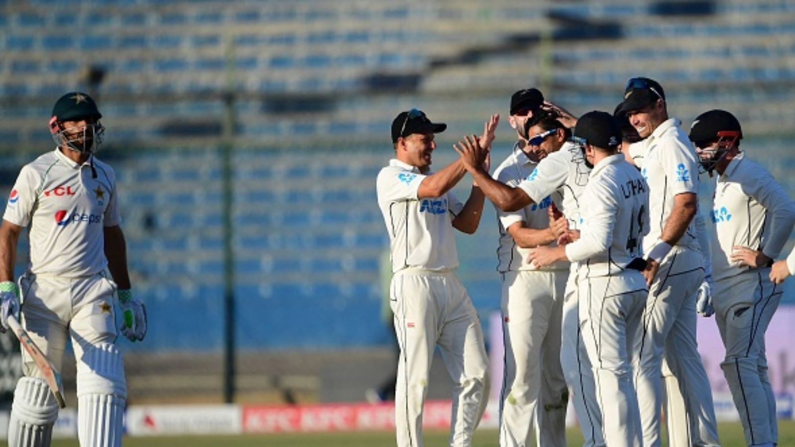 PAK vs NZ: बल्लेबाजों ने बनाए 1300 से ज्यादा रन फिर भी ड्रॉ हो गया मैच, लैथम-कॉन्वे ने उड़ाए बाबर आजम के होश PAK vs NZ: बल्लेबाजों ने बनाए 1300 से ज्यादा रन फिर भी ड्रॉ हो गया मैच, लैथम-कॉन्वे ने उड़ाए बाबर आजम के होश