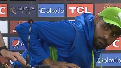 PAK vs NZ: मैच के बाद पत्रकार से भिड़े बाबर आजम, 'ये कोई तरीका नहीं है आप इशारे...' SportsTak Hindi