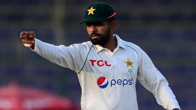 पाकिस्तान के कप्तान बाबर आजम का उनके भाई ने ही उड़ाया मजाक, कहा - हम पागल नहीं... SportsTak Hindi