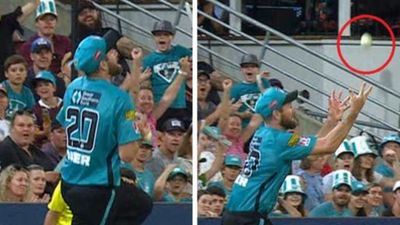 BBL में माइकल नेसर के कैच पर हुआ विवाद, दो बार हवा में कूद लपका कैच, फैंस बोले- नियम बदलो SportsTak Hindi