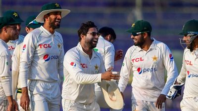 PAK vs NZ: डेवॉन कॉन्वे ने साल के दूसरे ही दिन ठोका शतक, न्यूजीलैंड ने 75 रन में 5 विकेट गंवाकर पाकिस्तान को दिया मौका SportsTak Hindi