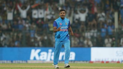 IND vs SL: श्रीलंका के खिलाफ तीसरा विकेट लेते ही खुशी से झूम उठा शिवम मावी का परिवार, पिता ने...VIDEO SportsTak Hindi