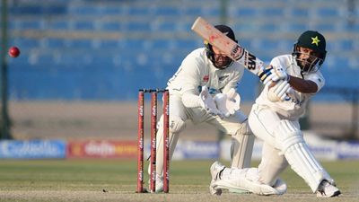 PAK vs NZ: सरफराज की धांसू पारी तो सऊद शकील का शतक, पाकिस्तान ने की मैच में वापसी, सिर्फ 42 रन से पीछे SportsTak Hindi