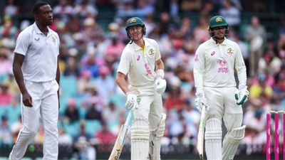 AUS vs SA: लाबुशेन- ख्वाजा की शानदार पारी की बदौलत पहला दिन ऑस्ट्रेलिया के नाम, सिर्फ 2 विकेट ही ले पाए अफ्रीकी गेंदबाज SportsTak Hindi