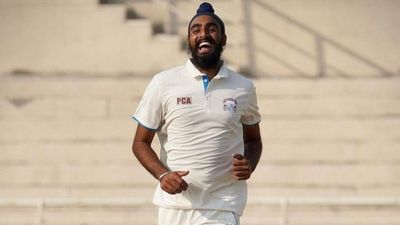 पंजाब के पेसर का बवाल, अकेले 7 बल्लेबाजों को भेज डाला पवेलियन, 100 रन भी नहीं बना पाई विपक्षी टीम SportsTak Hindi