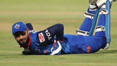 IPL 2023: जिसे कप्तानी छीनकर किया गया 'बेइज्जत', ऋषभ पंत की जगह अब वही संभाल सकता है दिल्ली कैपिटल्स की कमान SportsTak Hindi