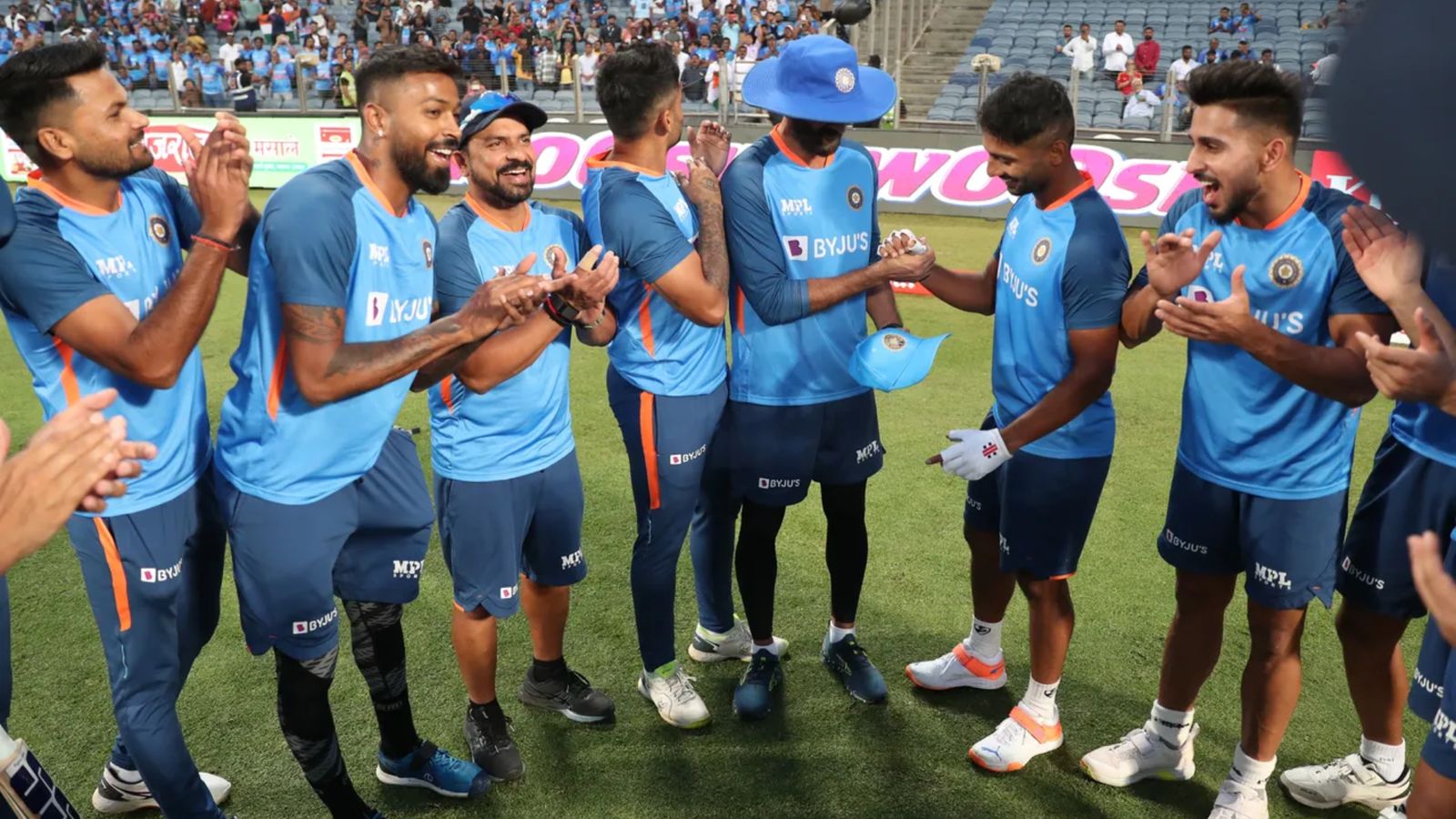 IND vs SL: भारत की पहले बॉलिंग, इस धाकड़ खिलाड़ी ने किया डेब्यू, हर्षल पटेल की छुट्टी, देखिए प्लेइंग इलेवन IND vs SL: भारत की पहले बॉलिंग, इस धाकड़ खिलाड़ी ने किया डेब्यू, हर्षल पटेल की छुट्टी, देखिए प्लेइंग इलेवन