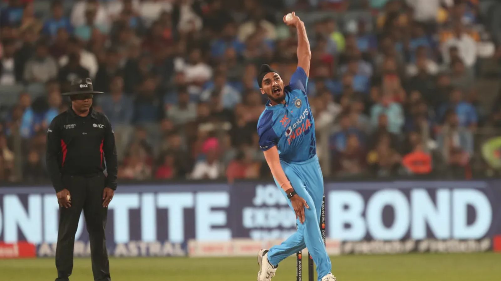 INDvsSL: अर्शदीप सिंह ने दिल खोलकर फेंकी नो बॉल, बना डाला घटिया रिकॉर्ड INDvsSL: अर्शदीप सिंह ने दिल खोलकर फेंकी नो बॉल, बना डाला घटिया रिकॉर्ड