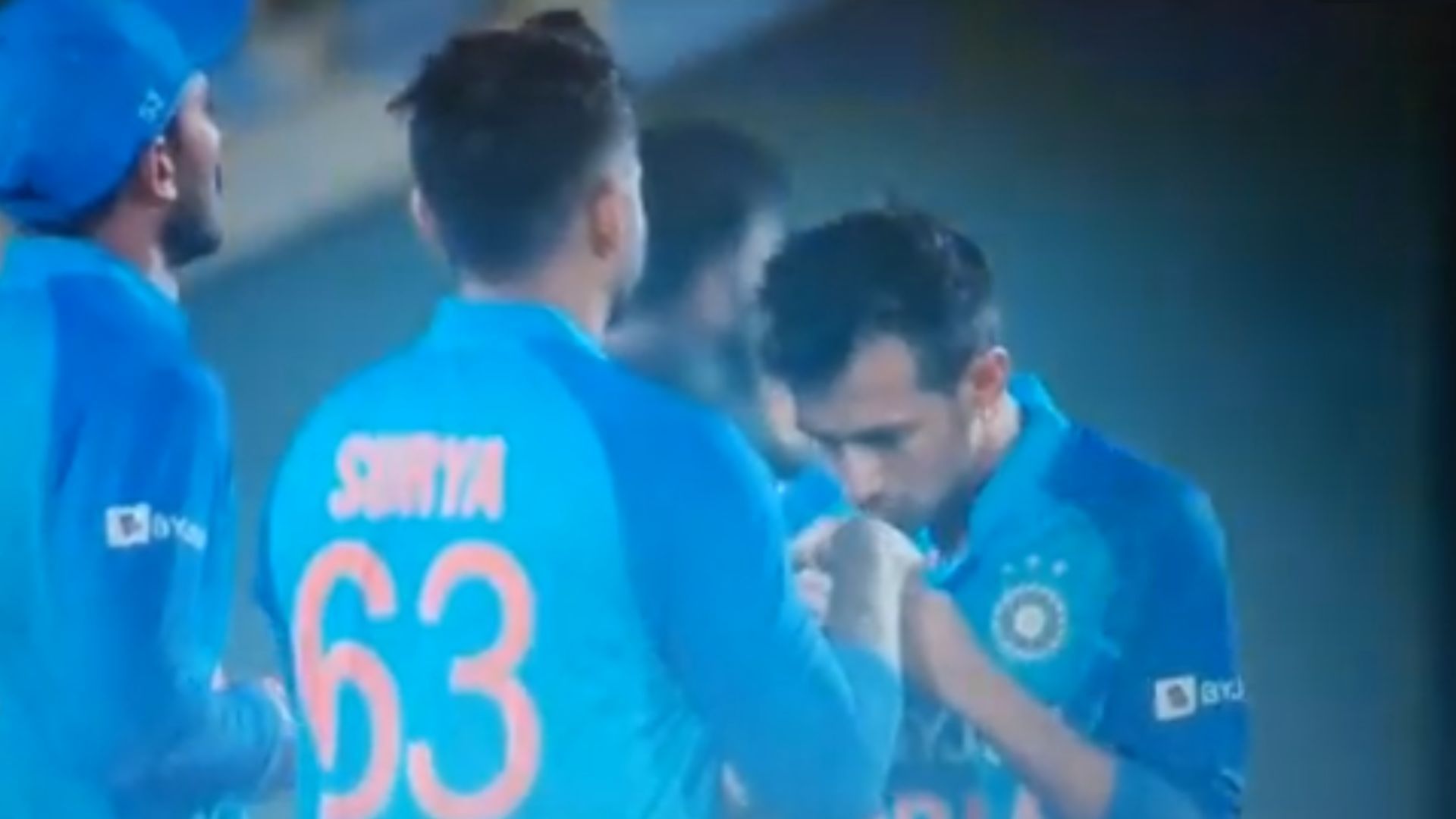 Ind vs SL : 7 चौके, 9 छक्कों से सूर्यकुमार ने जड़ा ताबड़तोड़ शतक तो चहल ने चूमा उनका हाथ, Video हुआ वायरल