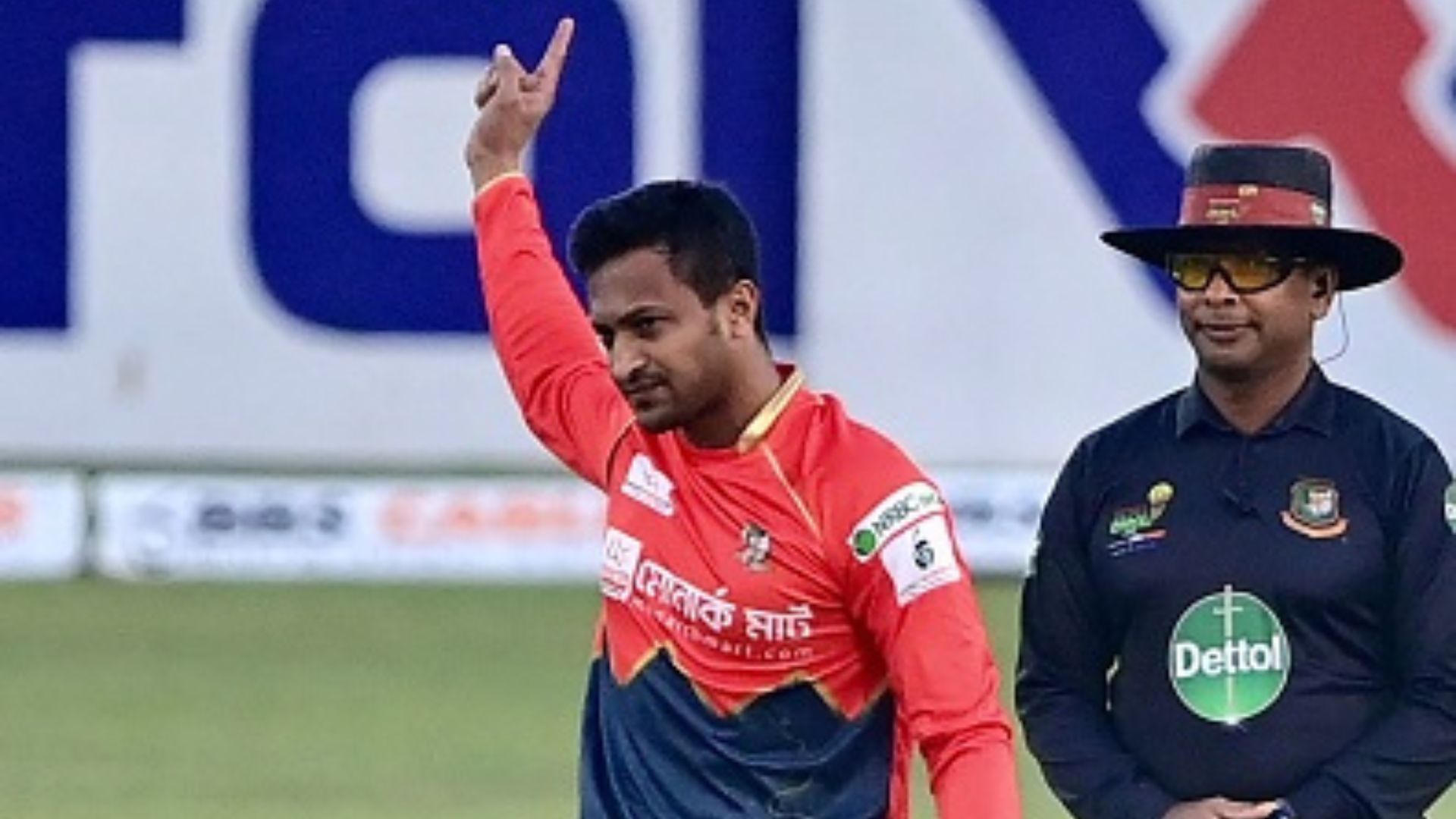 शाकिब अल हसन ने फिर से आपा खोया, मैदान में घुसकर मैच को रोका, अंपायर्स से उलझे, देखिए वीडियो