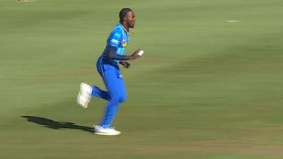 539 दिनों बाद मैदान में जोफ्रा आर्चर की घातक वापसी, आते ही तीसरी गेंद पर लिया विकेट और मेडन से बरपाया कहर, मुंबई को मिली राहत SportsTak Hindi