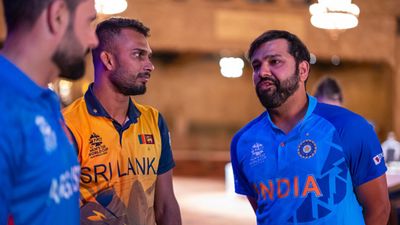 INDvsSL: जिसने छीना टीम इंडिया का चैन वो खेलेगा आईपीएल? सामने आया कोच का बड़ा बयान SportsTak Hindi