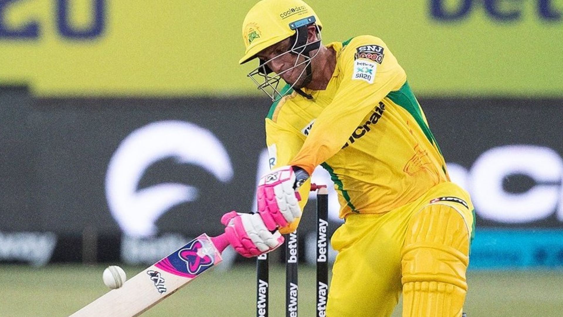 8 चौके, 5 छक्के से पहले ठोके 82 रन, फिर गेंदबाजी में कमाल कर धोनी की सुपर किंग्स को जिताया मैच