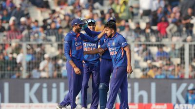 INDvsSL: गेंदबाजों के बाद राहुल के कमाल से टीम इंडिया घर में अजेय, भारत ने लगातार 26वीं सीरीज में श्रीलंका को हराया SportsTak Hindi