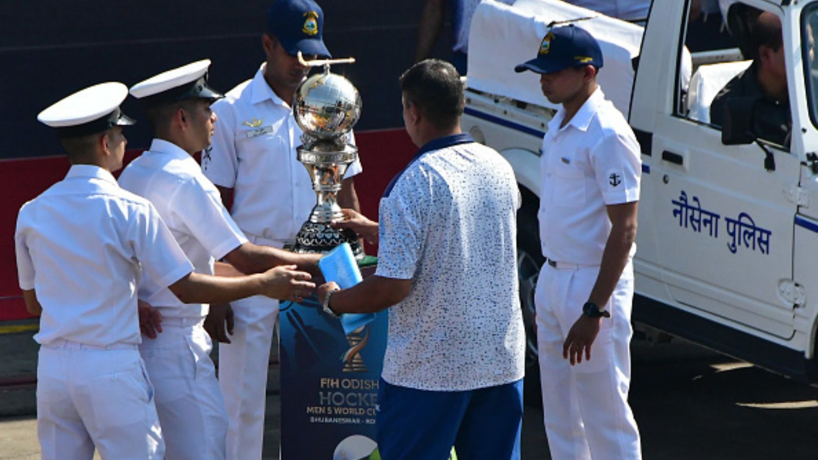 Hockey world cup 2023: ट्रॉफी के डिजाइन के चलते भारत में फंस गया था हॉकी वर्ल्ड कप, जानिए किस बात पर हुआ बवाल Hockey world cup 2023: ट्रॉफी के डिजाइन के चलते भारत में फंस गया था हॉकी वर्ल्ड कप, जानिए किस बात पर हुआ बवाल