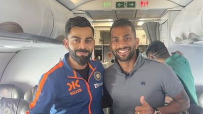 कुछ लोग अभिमानी समझते हैं तो कुछ कहते हैं कैमरा के लिए कर रहा है, विराट से प्लेन में मिला श्रीलंकाई क्रिकेटर, लिख डाला ये स्पेशल पोस्ट SportsTak Hindi