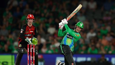 ऐसा नहीं देखा होगा! बल्लेबाज ने जड़ा गगनचुंबी छक्का, स्टेडियम की छत से टकराई गेंद, अंपायर ने दे डाला ये फैसला, VIDEO SportsTak Hindi