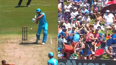 SA20 : फैंस बने धाकड़ फील्डर, एक हाथ से कैच लेकर बने लखपति, देखें Video SportsTak Hindi