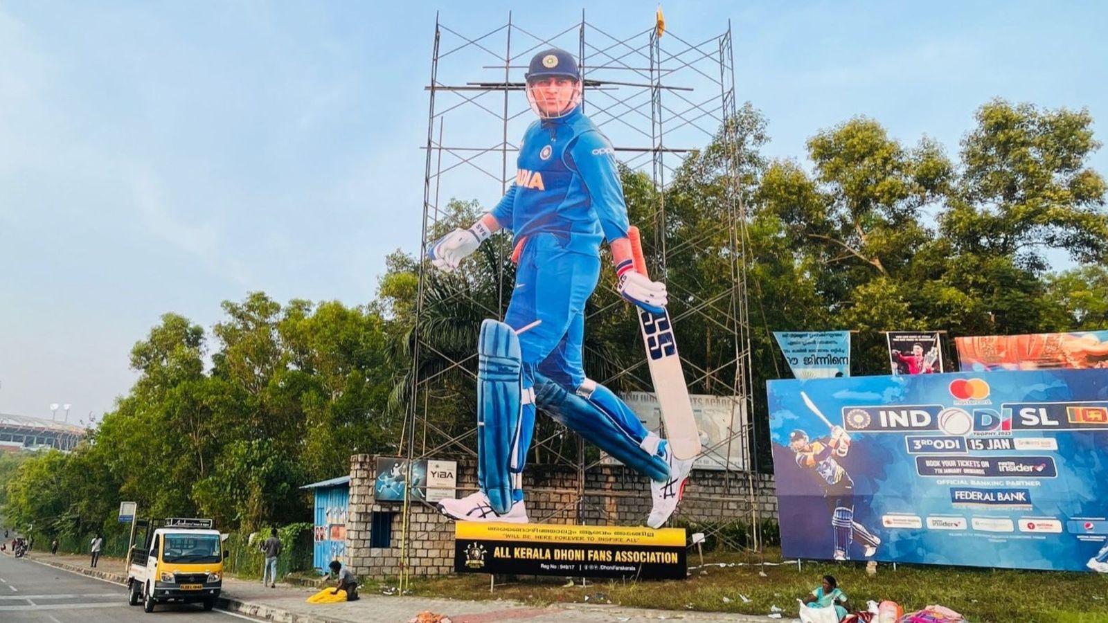Ind vs SL : केरल के फैंस ने लगाया महेंद्र सिंह धोनी का 50 फीट का कटआउट, वायरल हुई तस्वीर Ind vs SL : केरल के फैंस ने लगाया महेंद्र सिंह धोनी का 50 फीट का कटआउट, वायरल हुई तस्वीर