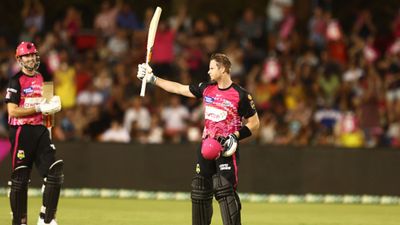 बिग बैश लीग में स्टीव स्मिथ का बवाल, 56 गेंद पर तूफानी शतक जड़ एडिलेड के गेंदबाजों को रुलाया, बने ऐसा करने वाले पहले पुरुष क्रिकेटर SportsTak Hindi