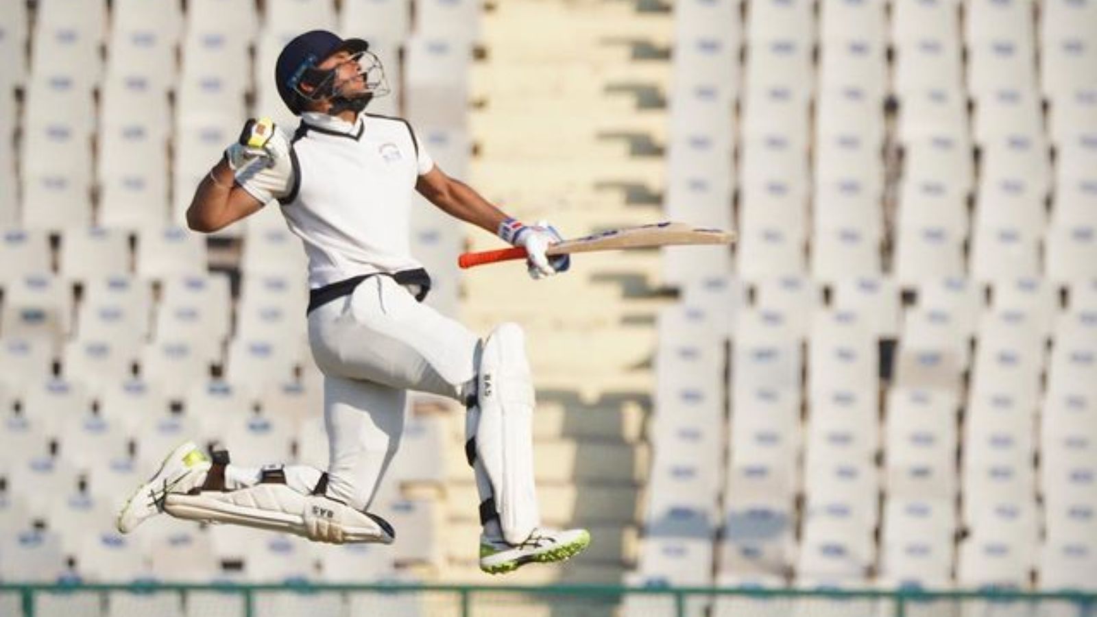 Ranji Trophy: जिसे मुंबई इंडियंस ने खरीदा उसने 3 मैच में दूसरी बार ठोका शतक, उड़ा चुका है 578 रन Ranji Trophy: जिसे मुंबई इंडियंस ने खरीदा उसने 3 मैच में दूसरी बार ठोका शतक, उड़ा चुका है 578 रन