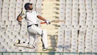 Ranji Trophy: जिसे मुंबई इंडियंस ने खरीदा उसने 3 मैच में दूसरी बार ठोका शतक, उड़ा चुका है 578 रन SportsTak Hindi