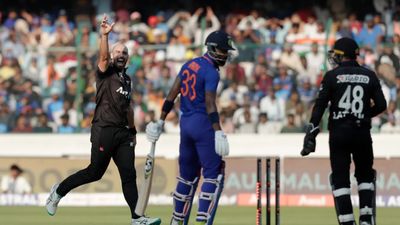 INDvsNZ: हार्दिक पंड्या अजीबोगरीब तरीके से हुए आउट, थर्ड अंपायर के फैसले पर बवाल SportsTak Hindi