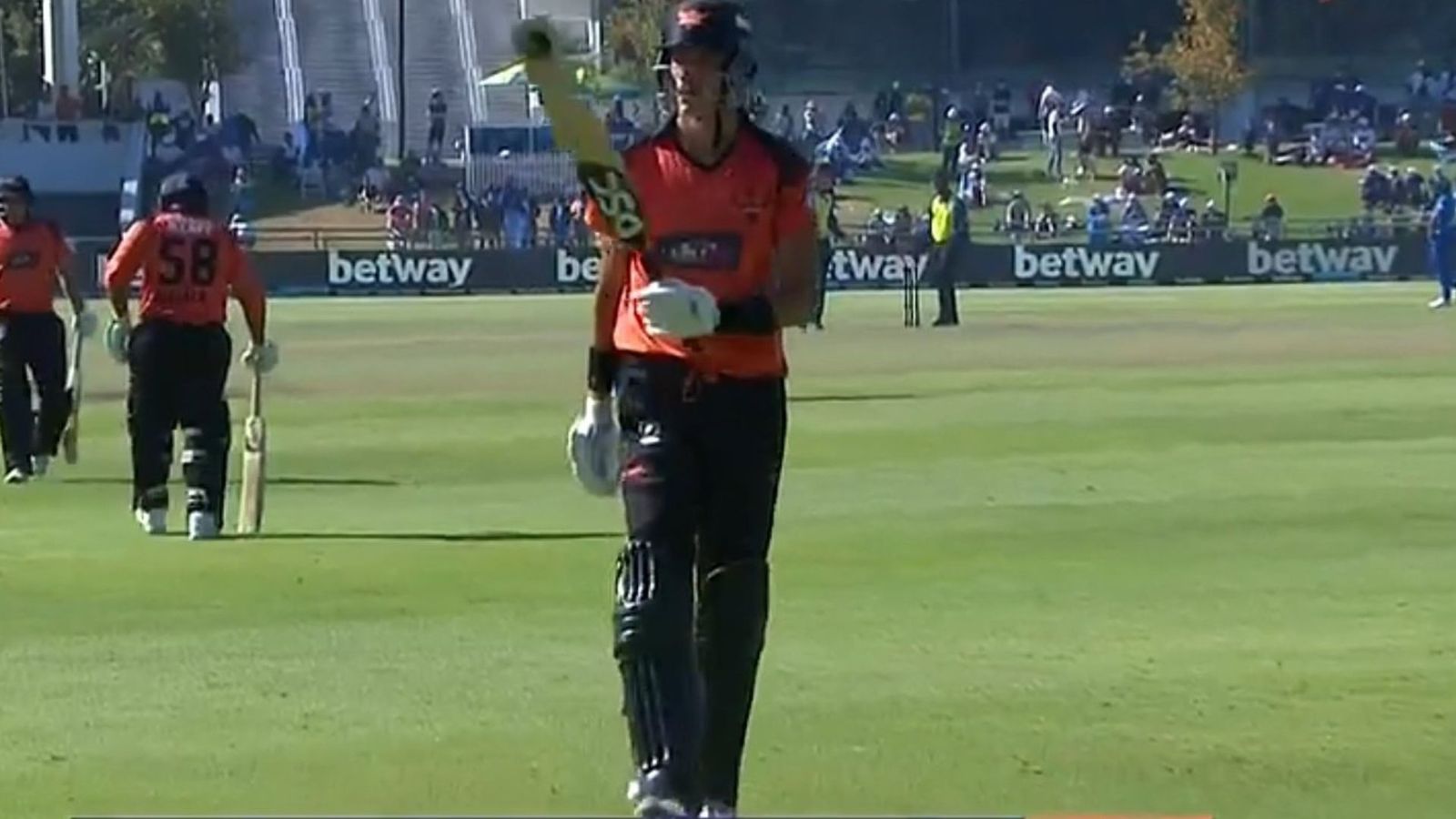 6 फीट 10 इंच लंबे गेंदबाज ने बल्ले से बरसाई आग, छक्कों की बारिश कर राशिद की 6 गेंदों पर उड़ाए 28 रन, टीम को दिलाई धांसू जीत 6 फीट 10 इंच लंबे गेंदबाज ने बल्ले से बरसाई आग, छक्कों की बारिश कर राशिद की 6 गेंदों पर उड़ाए 28 रन, टीम को दिलाई धांसू जीत