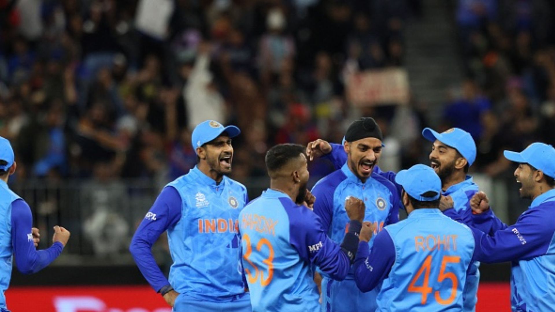 टीम इंडिया में नहीं हुआ चयन तो इस गेंदबाज का डोमेस्टिक में गदर, 9 ओवरों में किया कमाल, 77 पर ढेर हो गई आवेश खान की टीम