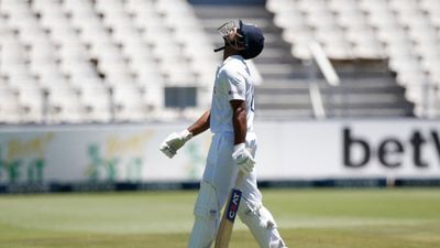 शुभमन गिल के बाद अब इस भारतीय ओपनर ने भी ठोका दोहरा शतक, छक्के-चौकों से कहर बनकर टूटा SportsTak Hindi
