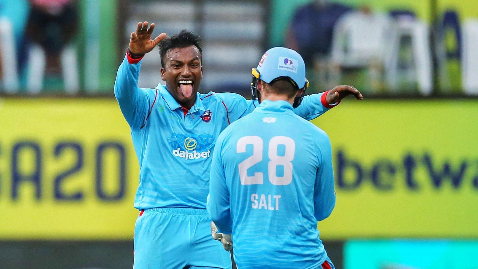 डेब्यू टेस्ट में किया कोहली का शिकार,अब लखनऊ की जायंट्स को 80 रनों पर किया ढेर, 46 गेंदों में मिली जीत डेब्यू टेस्ट में किया कोहली का शिकार,अब लखनऊ की जायंट्स को 80 रनों पर किया ढेर, 46 गेंदों में मिली जीत