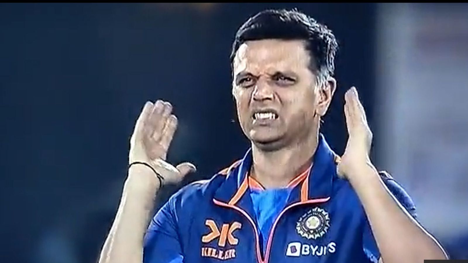 IND vs NZ : भारत ने सीरीज पर जमाया कब्ज़ा तो 'निंजा' अवतार में नजर आए द्रविड़, वायरल हुआ Video IND vs NZ : भारत ने सीरीज पर जमाया कब्ज़ा तो 'निंजा' अवतार में नजर आए द्रविड़, वायरल हुआ Video