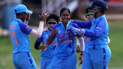 U19Women T20 World Cup: पार्श्वी चोपड़ा के आगे श्रीलंका का सरेंडर, 59 रन पर ठहरी टीम, भारत ने 44 गेंद में जीता मुकाबला SportsTak Hindi