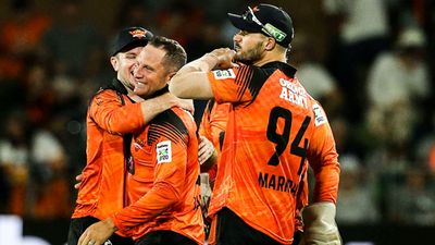 RCB के पूर्व गेंदबाज ने 6 विकेट लेकर सनराइजर्स के लिए किया बवाल प्रदर्शन, 86 पर ढेर हुई डी कॉक की टीम SportsTak Hindi