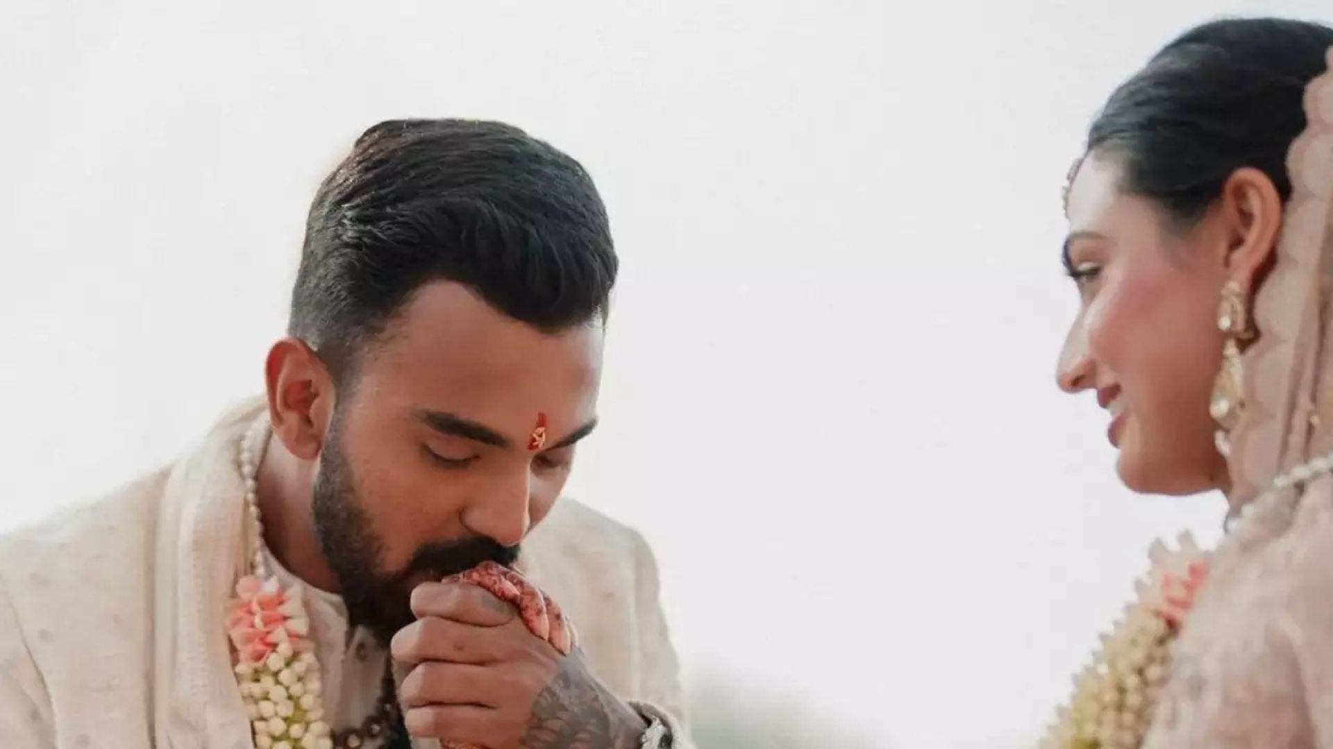 विराट कोहली समेत साथी क्रिकेटर्स ने राहुल- अथिया को स्पेशल अंदाज में दी बधाई, सूर्यकुमार ने लिखा खास मैसेज