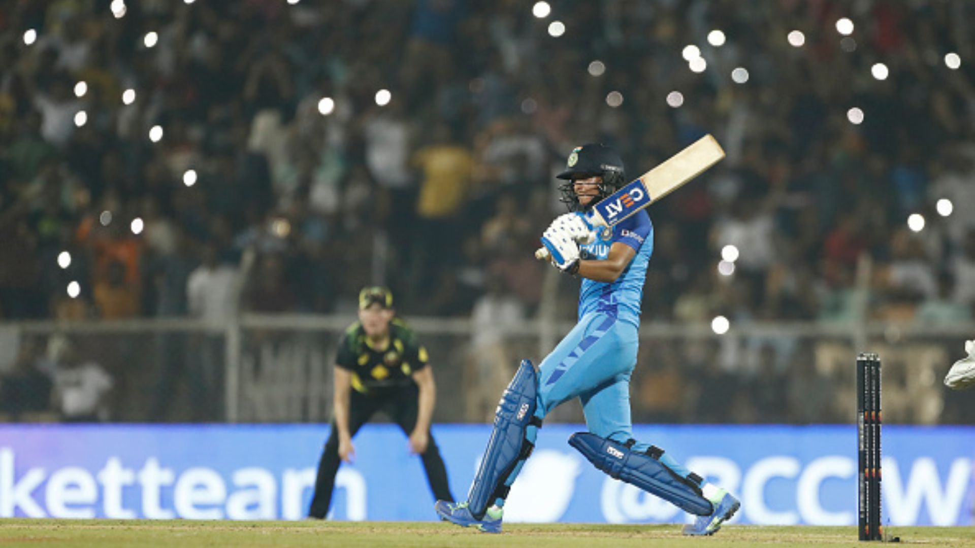 ICC महिला वनडे टीम ऑफ द ईयर की कप्तान बनीं हरमनप्रीत,  इन दो भारतीय खिलाड़ियों ने भी प्लेइंग 11 में बनाई जगह ICC महिला वनडे टीम ऑफ द ईयर की कप्तान बनीं हरमनप्रीत,  इन दो भारतीय खिलाड़ियों ने भी प्लेइंग 11 में बनाई जगह