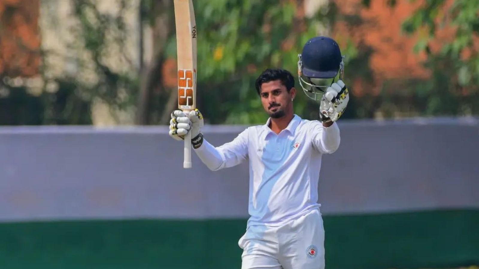 डेब्यू मैच में 341 रन ठोकने वाले बिहार के लाल का बवाल, उड़ाए नाबाद 191 रन, टीम बना सकती है नया इतिहास डेब्यू मैच में 341 रन ठोकने वाले बिहार के लाल का बवाल, उड़ाए नाबाद 191 रन, टीम बना सकती है नया इतिहास