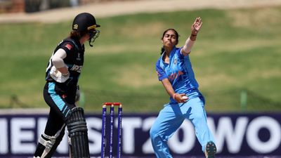 शेन वॉर्न को देख बनी घातक लेग स्पिनर, स्केटिंग छोड़ युवराज की अकादमी से बनी स्टार, अब भारत को बनाएगी वर्ल्ड चैंपियन! SportsTak Hindi