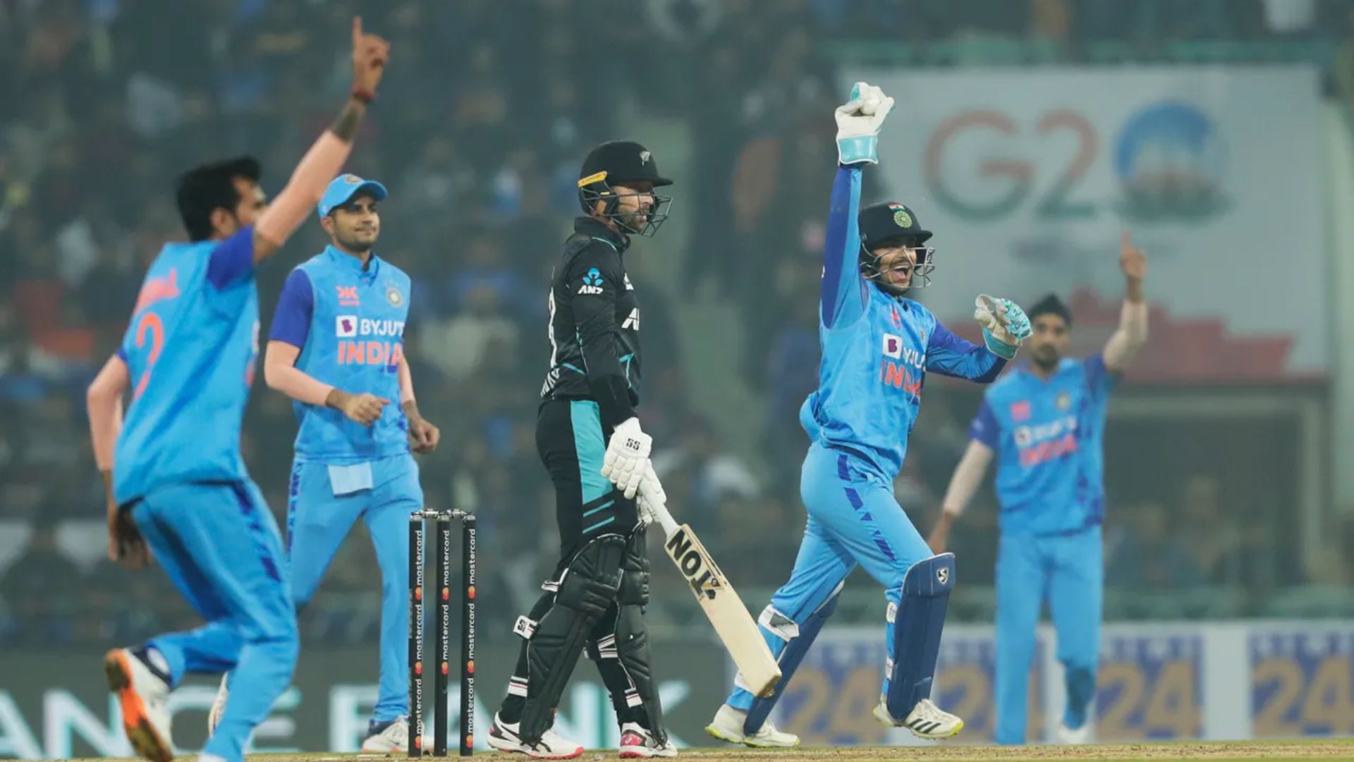 INDvsNZ: भारत के 100 रन बनाने में पसीने छूटे, गिरते-पड़ते-हांफते हुए लखनऊ में मिली जीत, सीरीज कराई बराबर