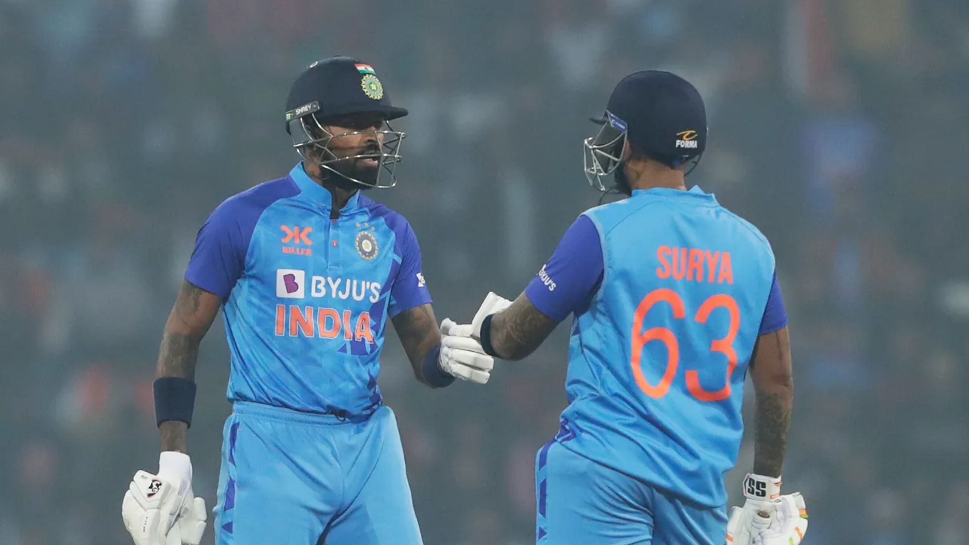 INDvsNZ: लखनऊ की पिच पर रन बनाने में बल्लेबाजों को आया जोर तो गिरी गाज, इस शख्स की हुई छुट्टी