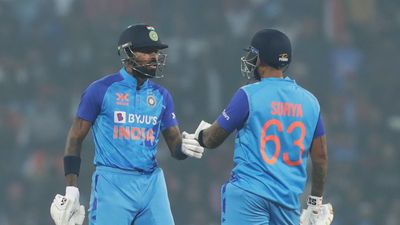 INDvsNZ: लखनऊ की पिच पर रन बनाने में बल्लेबाजों को आया जोर तो गिरी गाज, इस शख्स की हुई छुट्टी SportsTak Hindi