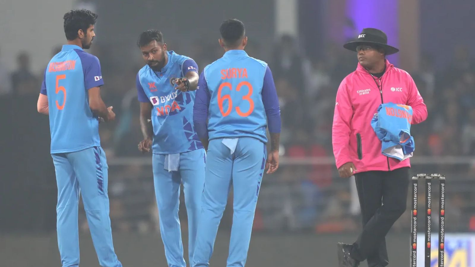 INDvsNZ: टीम इंडिया मैनेजमेंट के आखिरी वक्त पर प्लान बदलने से लखनऊ में बनी थी घटिया पिच? सामने आई रिपोर्ट INDvsNZ: टीम इंडिया मैनेजमेंट के आखिरी वक्त पर प्लान बदलने से लखनऊ में बनी थी घटिया पिच? सामने आई रिपोर्ट