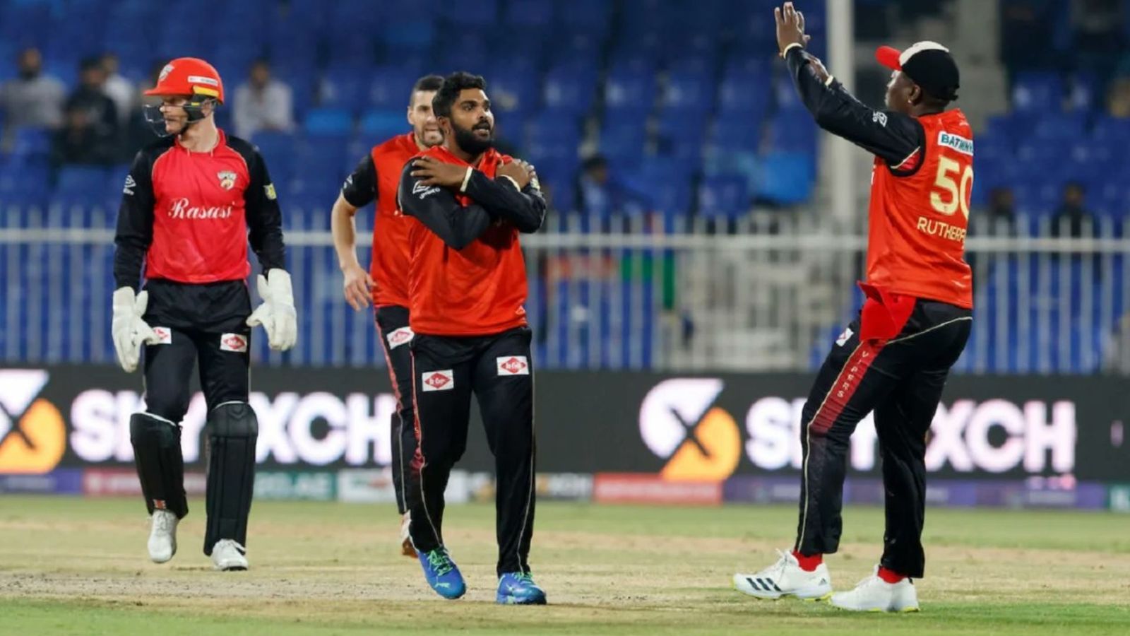 24 गेंद में 13 रन देकर तीन विकेट से 10.75 करोड़ वाले RCB के गेंदबाज ने बरपाया कहर, विरोधी को किया पस्त 24 गेंद में 13 रन देकर तीन विकेट से 10.75 करोड़ वाले RCB के गेंदबाज ने बरपाया कहर, विरोधी को किया पस्त