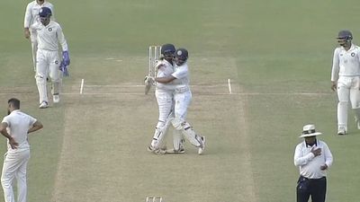 IPL में हैट्रिक लेने वाले गेंदबाज का बल्ले से बवाल, 5 साल बाद ठोका शतक, 600 के पार पहुंची मयंक अग्रवाल की टीम SportsTak Hindi