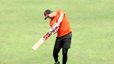 पहले उंगली हुई चोटिल फिर गलत ऑपरेशन से हुआ परेशान, अब मैदान में 61 रनों की तूफानी पारी से जिताया मैच SportsTak Hindi